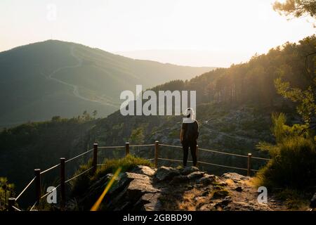 Donna che guarda la natura e il paesaggio montano da un punto di vista a Mondim de basso, Norte, Portogallo, Europa Foto Stock