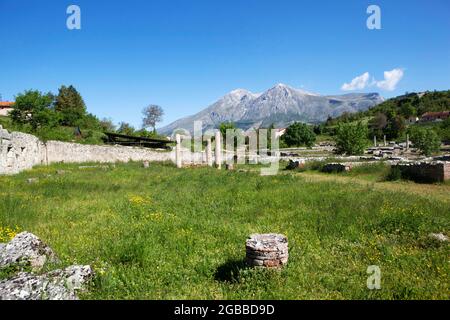 Vista su Alba Fucens Agora, Abruzzo, Italia, Europa Foto Stock