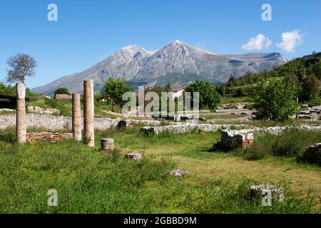 Il sito antico di Alba Fucens, Abruzzo, Italia, Europa Foto Stock