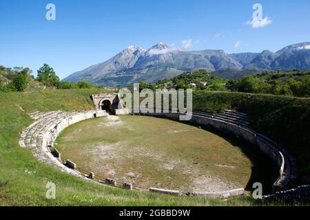 Vista completa di Alba Fucens Ancient Ancient Roman Amphiteather, Abruzzo, Italia, Europa Foto Stock