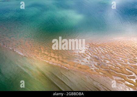 Fotografia aerea del Doom Bar che emerge dall'estuario del cammello a bassa marea in primavera, Padstow, Cornovaglia, Inghilterra, Regno Unito, Europa Foto Stock