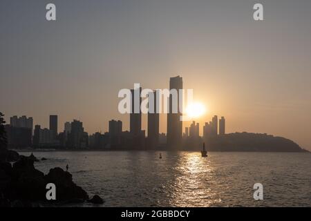 Bel paesaggio di sole che sorge sulla spiaggia di Haeundae, Busan, Corea Foto Stock