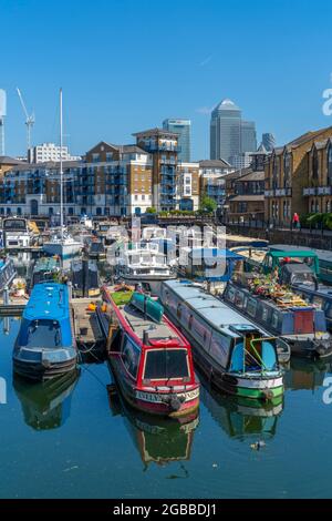 Vista delle barche del canale nel porto turistico al Limehouse Basin e Canary Wharf sullo sfondo, Limehouse, Londra, Inghilterra, Regno Unito, Europa Foto Stock