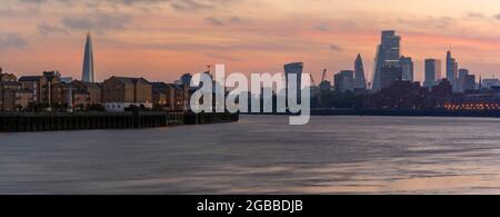 Vista dello skyline della città al tramonto dal Tamigi Path, Londra, Inghilterra, Regno Unito, Europa Foto Stock