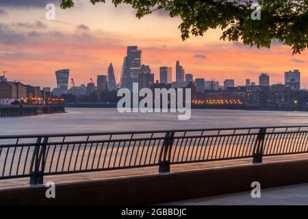 Vista dello skyline della città al tramonto dal Tamigi Path, Londra, Inghilterra, Regno Unito, Europa Foto Stock