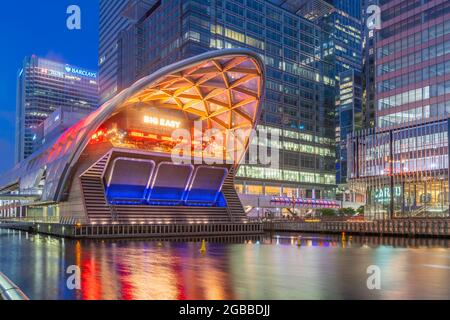 Vista della stazione Crossrail a Canary Wharf e degli edifici alti al crepuscolo, Docklands, Londra, Inghilterra, Regno Unito, Europa Foto Stock