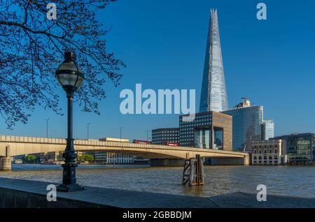 Vista dello Shard, del London Bridge e del Tamigi dal Thames Path, Londra, Inghilterra, Regno Unito, Europa Foto Stock