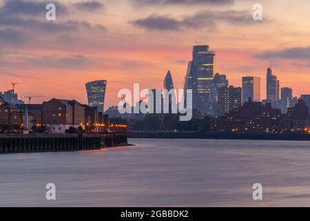 Vista dello skyline della città al tramonto dal Tamigi Path, Londra, Inghilterra, Regno Unito, Europa Foto Stock