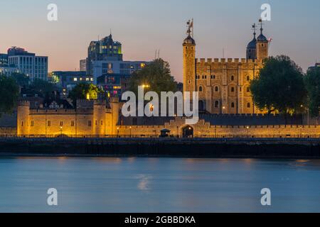 Vista della Torre di Londra, patrimonio dell'umanità dell'UNESCO, e del Tamigi al tramonto, Londra, Inghilterra, Regno Unito, Europa Foto Stock