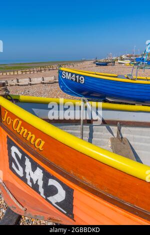 Vista di colorate barche da pesca su Worthing Beach, Worthing, West Sussex, Inghilterra, Regno Unito, Europa Foto Stock
