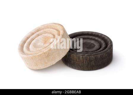 Due scacchi in legno bianco e nero isolati su bianco Foto Stock