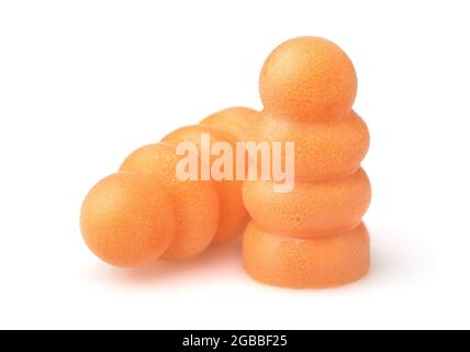 Coppia di orange tappi per orecchie in schiuma isolato su bianco Foto Stock