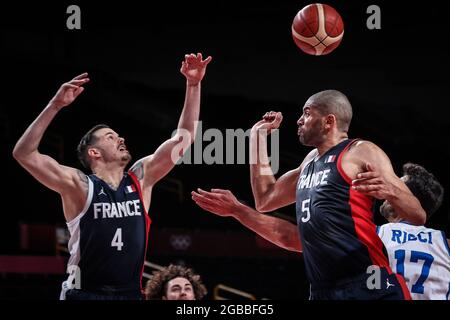 Saitama, Giappone. 3 agosto 2021. Thomas Heurtel (L) e Nicolas Batum in Francia si sfidano contro Giampaolo Ricci in Italia durante la partita finale maschile di basket tra Francia e Italia ai Giochi Olimpici di Tokyo 2020 a Saitama, Giappone, 3 agosto 2021. Credit: Pan Yulong/Xinhua/Alamy Live News Foto Stock