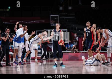 Saitama, Giappone. 3 agosto 2021. Il francese Thomas Heurtel (L) reagisce durante la partita di basket maschile tra Francia e Italia ai Giochi Olimpici di Tokyo 2020 a Saitama, Giappone, 3 agosto 2021. Credit: Pan Yulong/Xinhua/Alamy Live News Foto Stock