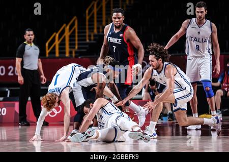 Saitama, Giappone. 3 agosto 2021. I giocatori gareggiano per la palla durante la partita di basket maschile tra Francia e Italia ai Giochi Olimpici di Tokyo 2020 a Saitama, Giappone, 3 agosto 2021. Credit: Pan Yulong/Xinhua/Alamy Live News Foto Stock