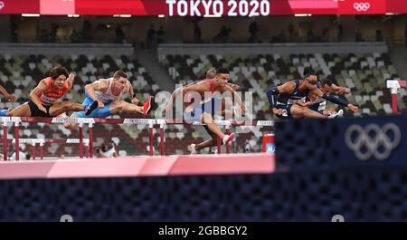 (210803) -- TOKYO, 3 agosto 2021 (Xinhua) -- gli atleti gareggiano durante il caldo degli Hurdles da 110 m degli uomini ai Giochi Olimpici di Tokyo 2020 a Tokyo, Giappone, 3 agosto 2021. (Xinhua/Jia Yuchen) Foto Stock