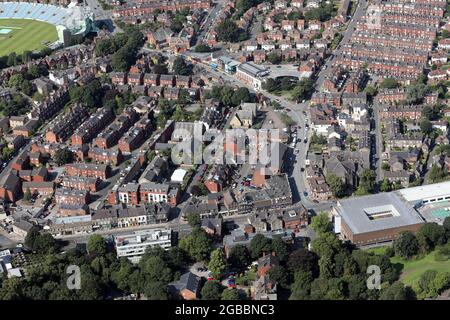 Vista aerea di Headingley da est guardando su North Lane - Kirkstall Lane verso lo stadio di cricket, Leeds, West Yorkshire Foto Stock