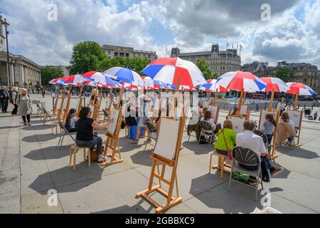 Trafalgar Square, Londra, Regno Unito. 3 agosto 2021. Schizzo sul quadrato. La Galleria Nazionale gestisce un programma giornaliero di arte all'aperto con 30 cavalletti allestiti all'esterno della galleria Portico dove gli artisti in erba possono dipingere, disegnare o disegnare in plein air e si svolge fino al 31 agosto. Credit: Malcolm Park/Alamy Live News. Foto Stock