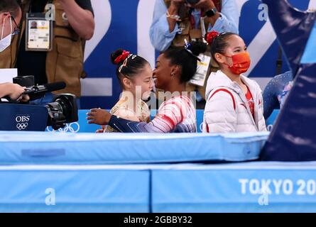 (210803) -- TOKYO, 3 agosto 2021 (Xinhua) -- Guan Chenchen (L) della Cina abbracca Simone Biles (C) degli Stati Uniti dopo la finale artistica del fascio di equilibratura femminile di ginnastica ai Giochi Olimpici di Tokyo 2020, Giappone, 3 agosto 2021. (Xinhua/LAN Hongguang) Foto Stock