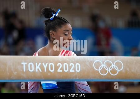 Tokyo, Giappone. 3 agosto 2021. Simone Biles degli Stati Uniti reagisce durante la finale di equilibratura femminile di ginnastica artistica ai Giochi Olimpici di Tokyo 2020, Giappone, 3 agosto 2021. Credit: Cheng min/Xinhua/Alamy Live News Foto Stock