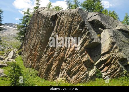 Rocce sul sentiero da Ceresole al lago di Dres nel Parco Nazionale del gran Paradiso Foto Stock