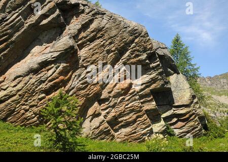 Rocce sul sentiero da Ceresole al lago di Dres nel Parco Nazionale del gran Paradiso Foto Stock