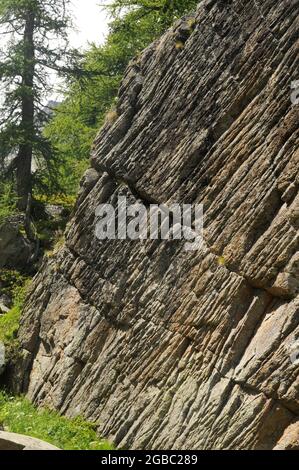 Rocce sul sentiero da Ceresole al lago di Dres nel Parco Nazionale del gran Paradiso Foto Stock