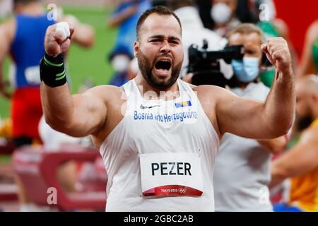 Tokyo, Giappone. 3 agosto 2021. Colpo messo l'atleta Mesud Pezer di Bosnia ed Erzegovina pompa il suo pugno dopo il suo lancio nel gruppo Shot Put B allo Stadio Olimpico durante le Olimpiadi estive 2020 a Tokyo, Giappone martedì 3 agosto 2021. Photo by Tasos Katopodis/UPI Credit: UPI/Alamy Live News Foto Stock