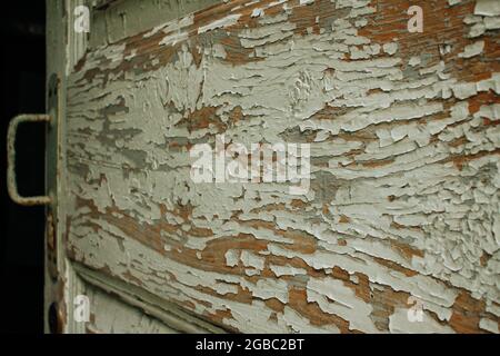 Sbucciando la vernice di una vecchia porta. Foto di alta qualità Foto Stock