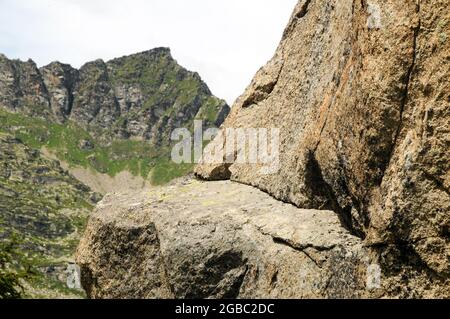 Rocce sul sentiero da Ceresole al lago di Dres nel Parco Nazionale del gran Paradiso Foto Stock