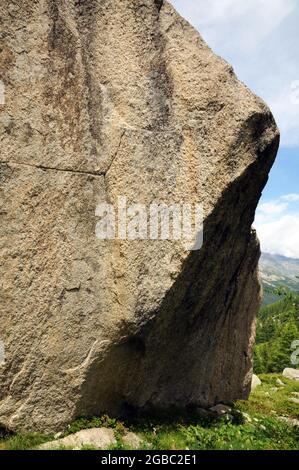 Rocce sul sentiero da Ceresole al lago di Dres nel Parco Nazionale del gran Paradiso Foto Stock