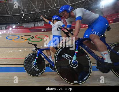 (210803) --IZU, 3 agosto 2021 (Xinhua) -- i ciclisti d'Italia festeggiano dopo la partita di inseguimento della squadra maschile in pista ciclistica ai Giochi Olimpici di Tokyo 2020, a Izu, Giappone, 3 agosto 2021. (Xinhua/HE Changshan) Foto Stock