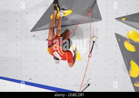 Alberto Gines Lopez (ESP) compete sulla qualificazione maschile in testa, durante i Giochi Olimpici di Tokyo 2020, Sport Climbing il 3 agosto 2021 all'Aomi Urban Sports Park, a Tokyo, Giappone - Foto Yoann Cambefort / Marti Media / DPPI Foto Stock