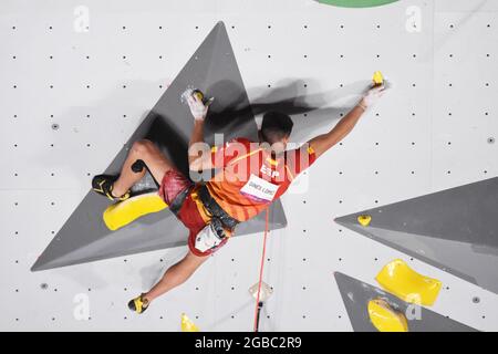 Alberto Gines Lopez (ESP) compete sulla qualificazione maschile in testa, durante i Giochi Olimpici di Tokyo 2020, Sport Climbing il 3 agosto 2021 all'Aomi Urban Sports Park, a Tokyo, Giappone - Foto Yoann Cambefort / Marti Media / DPPI Foto Stock