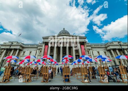 Londra, Regno Unito. 3 agosto 2021. Sketch on the Square - l'arte all'aperto come parte del festival Inside out, un mese di sessioni d'arte interattive gratuite in Trafalgar Square. Durante tutto il mese di agosto 2021 fuori dalla National Gallery, in collaborazione con il Westminster City Council. Credit: Guy Bell/Alamy Live News Foto Stock