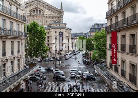 Il teatro dell'opera Garnier visto dal ponte pedonale Galeries Lafayette rue de Mogador, Parigi Foto Stock