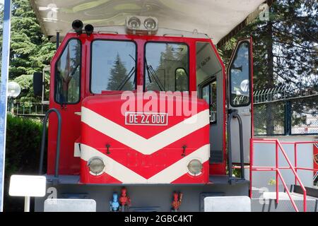 Locomotiva dipinta di rosso e bianco al Museo ferroviario all'aperto Foto Stock