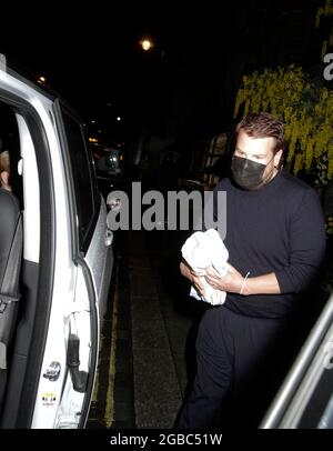 Paul Rudd e James Corden e le famiglie andarono a scott's a Londra, tutti sembrarono felici quando uscirono a Vai a casa. James ha firmato autografi così 2/8/2021 immagini blitz Foto Stock