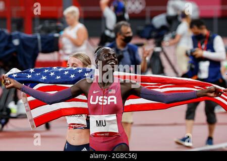 Tokyo, Giappone. 3 agosto 2021. La medaglia d'oro da 800m femminile Athing Mu degli Stati Uniti si drappeggia in una bandiera americana dopo la sua vittoria allo Stadio Olimpico durante le Olimpiadi estive del 2020 a Tokyo, Giappone, martedì 3 agosto 2021. MU ha preso l'oro con un tempo di 1:55.21, mentre Keely Hodgkinson della Gran Bretagna ha preso l'argento con un tempo di 1:55.88 e Raevyn Rogers degli Stati Uniti ha preso il bronzo con un tempo di 1:56.81. Photo by Tasos Katopodis/UPI Credit: UPI/Alamy Live News Foto Stock