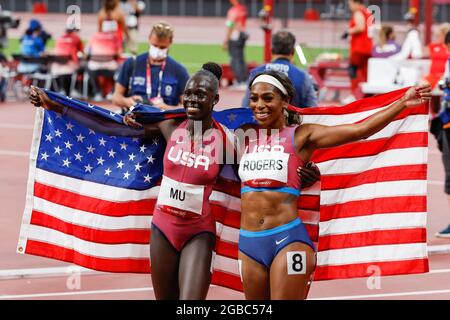 Tokyo, Giappone. 3 agosto 2021. La medaglia d'oro da 800 m femminile Athing Mu (L) e la medaglia di bronzo Raevyn Rogers, entrambi degli Stati Uniti, festeggiano dopo la loro finale allo Stadio Olimpico durante le Olimpiadi estive del 2020 a Tokyo, Giappone, martedì 3 agosto 2021. MU ha preso l'oro con un tempo di 1:55.21, mentre Keely Hodgkinson della Gran Bretagna ha preso l'argento con un tempo di 1:55.88 e Raevyn Rogers degli Stati Uniti ha preso il bronzo con un tempo di 1:56.81. Photo by Tasos Katopodis/UPI Credit: UPI/Alamy Live News Foto Stock