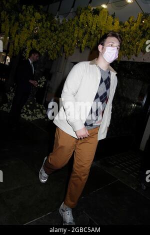 Paul Rudd e James Corden e le famiglie andarono a scott's a Londra, tutti sembrarono felici quando uscirono a Vai a casa. James ha firmato autografi così 2/8/2021 immagini blitz Foto Stock