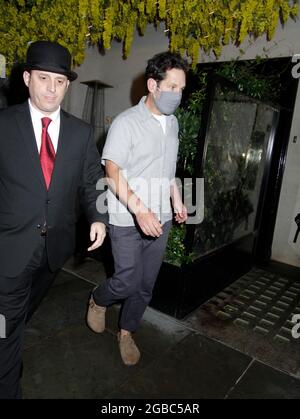 Paul Rudd e James Corden e le famiglie andarono a scott's a Londra, tutti sembrarono felici quando uscirono a Vai a casa. James ha firmato autografi così 2/8/2021 immagini blitz Foto Stock