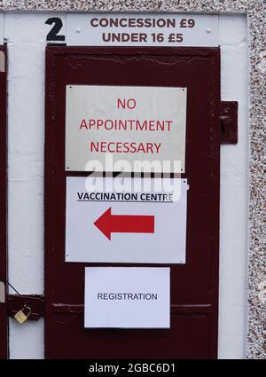 Un cartello del centro di vaccinazione sulla porta del tornello in una clinica di vaccinazione fuori dal campo di calcio di Stenhousemuir dopo che la Scozia si è spostata al livello 0 del sistema di restrizioni del coronavirus a cinque livelli del paese. Data immagine: Martedì 3 agosto 2021. Foto Stock