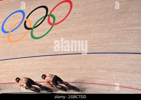 (210803) --IZU, 3 agosto 2021 (Xinhua) -- Jeffrey Hoogland (R) dei Paesi Bassi compete durante la pista ciclistica maschile sprint finale ai Giochi Olimpici di Tokyo 2020, a Izu, Giappone, 3 agosto 2021. (Xinhua/Zhang Hongxiang) Foto Stock