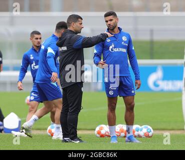 Gelsenkirchen, Germania. 3 agosto 2021. Primo: 03.08.2021, Fuvuball, 2. Bundesliga, stagione 2021/2022, FC Schalke 04, formazione, Diwithrios Grammozis, figura intera, allenatore, Da, FC Schalke 04, con, e, Victor Palsson credito: dpa / Alamy Live News Foto Stock