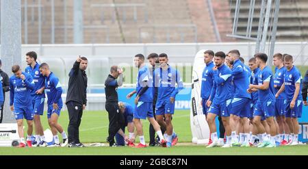 Gelsenkirchen, Germania. 3 agosto 2021. Primo: 03.08.2021, Fuvuball, 2. Bundesliga, stagione 2021/2022, FC Schalke 04, formazione, Diwithrios Grammozis, allenatore, da, FC Schalke 04, figura intera Credit: dpa/Alamy Live News Foto Stock