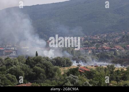 Il 3 agosto 2021 a Sofia, in Bulgaria, si sta bruciando un grande incendio. L'incendio sta bruciando la foresta, il campo, le case sopra le aree abitative M. Foto Stock