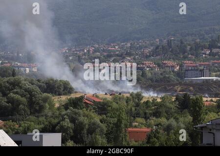 Il 3 agosto 2021 a Sofia, in Bulgaria, si sta bruciando un grande incendio. L'incendio sta bruciando la foresta, il campo, le case sopra le aree abitative M. Foto Stock