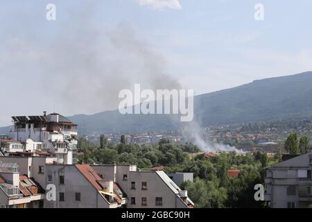 Il 3 agosto 2021 a Sofia, in Bulgaria, si sta bruciando un grande incendio. L'incendio sta bruciando la foresta, il campo, le case sopra le aree abitative M. Foto Stock