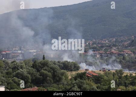 Il 3 agosto 2021 a Sofia, in Bulgaria, si sta bruciando un grande incendio. L'incendio sta bruciando la foresta, il campo, le case sopra le aree abitative M. Foto Stock